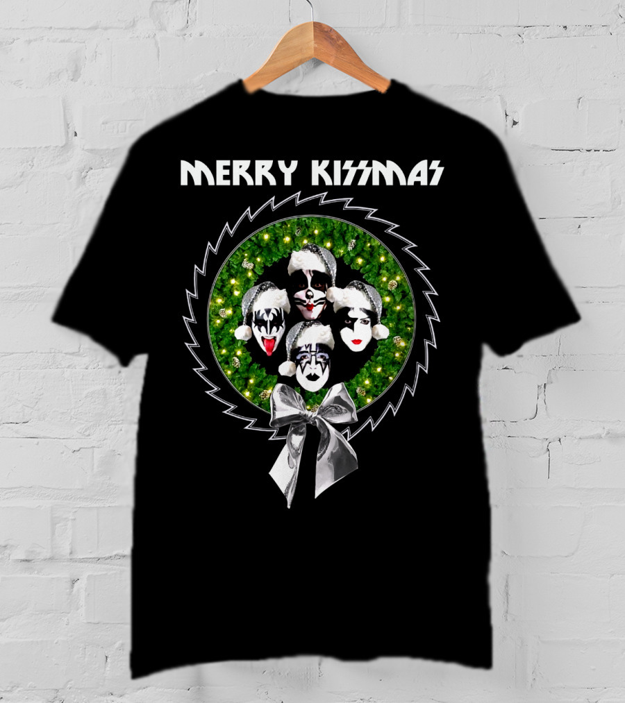 Merry Kissmas With Iconic Rock Band Faces In Festive Santa Hats Wreath T-Shirt