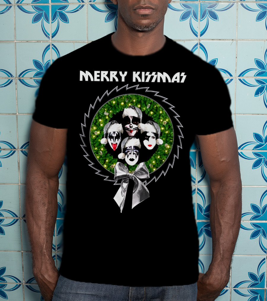 Merry Kissmas With Iconic Rock Band Faces In Festive Santa Hats Wreath T-Shirt