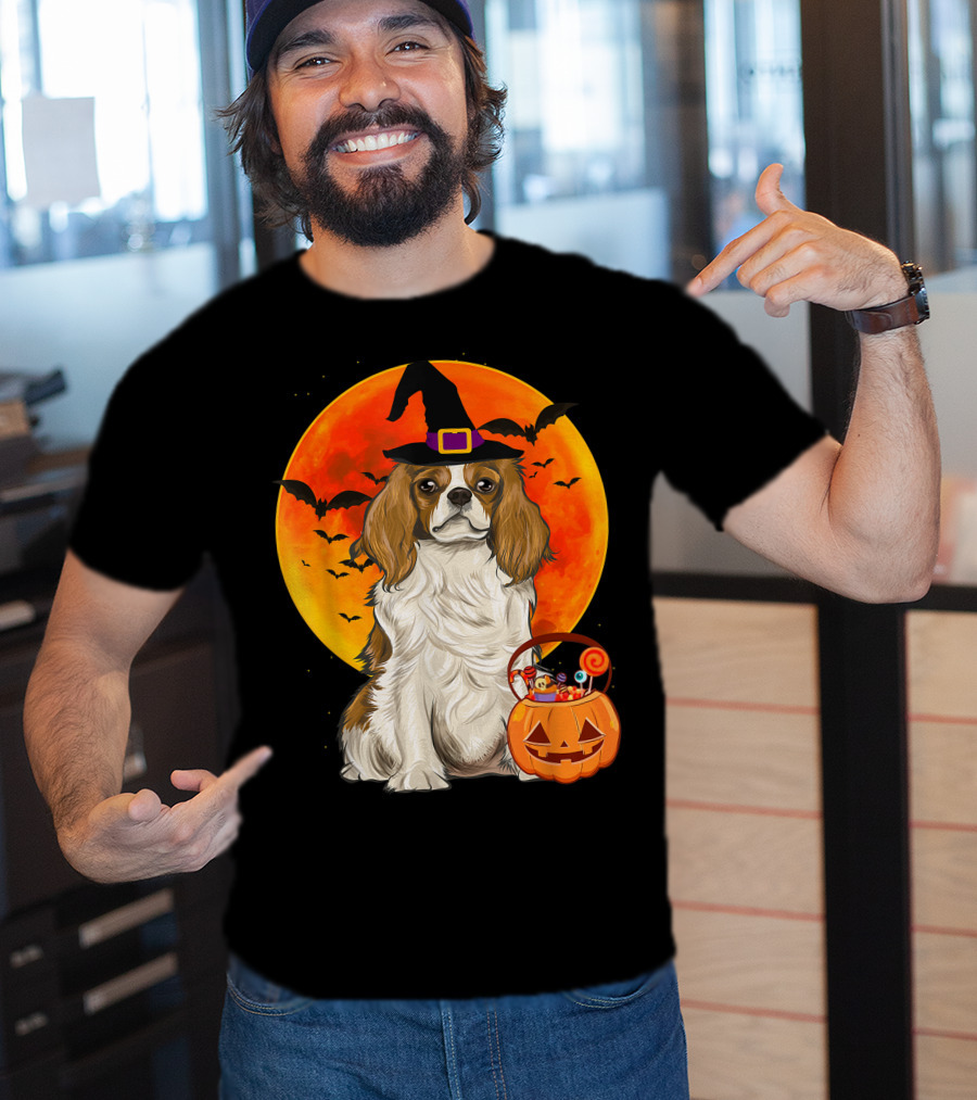 Halloween Cavalier Charles Spaniel With Pumpkin And Bats T-Shirt