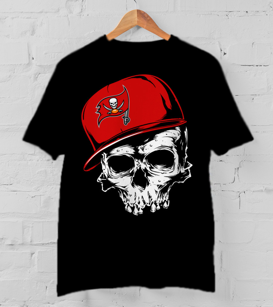 Tampa Bay Buccaneers Skull With Red Cap And Pirate Flag T-Shirt