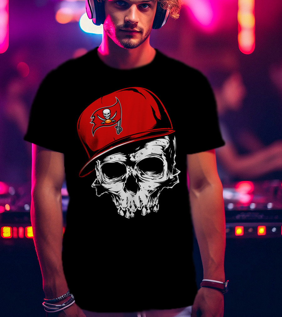 Tampa Bay Buccaneers Skull With Red Cap And Pirate Flag T-Shirt