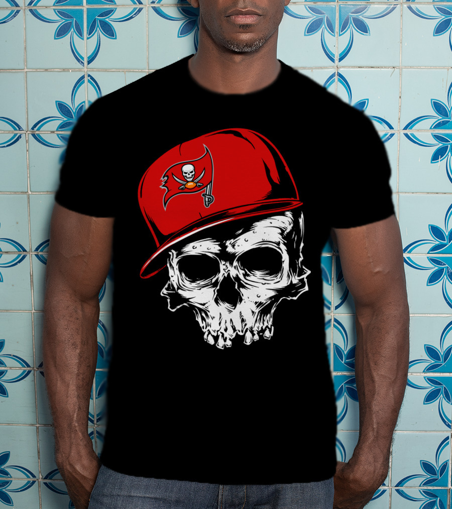 Tampa Bay Buccaneers Skull With Red Cap And Pirate Flag T-Shirt