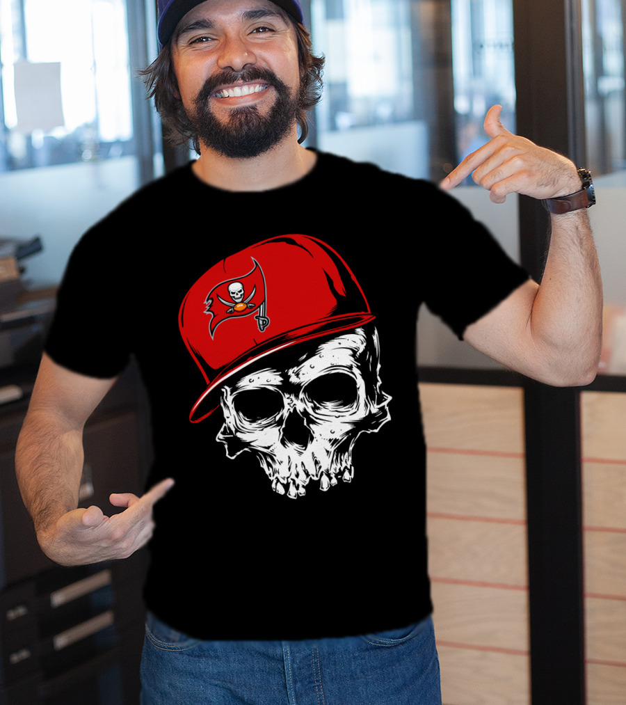 Tampa Bay Buccaneers Skull With Red Cap And Pirate Flag T-Shirt