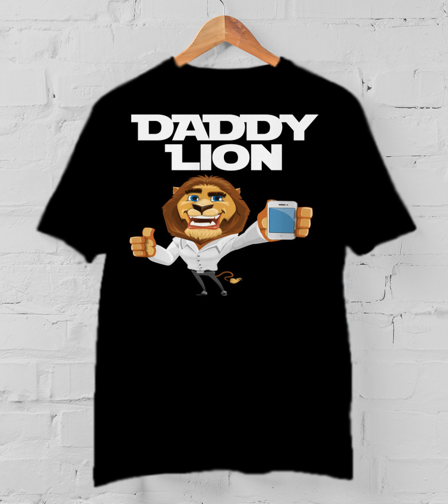 Daddy Lion With Smartphone Thumbs Up T-Shirt