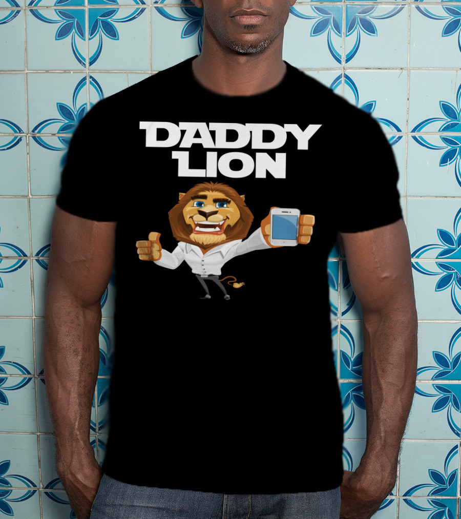 Daddy Lion With Smartphone Thumbs Up T-Shirt