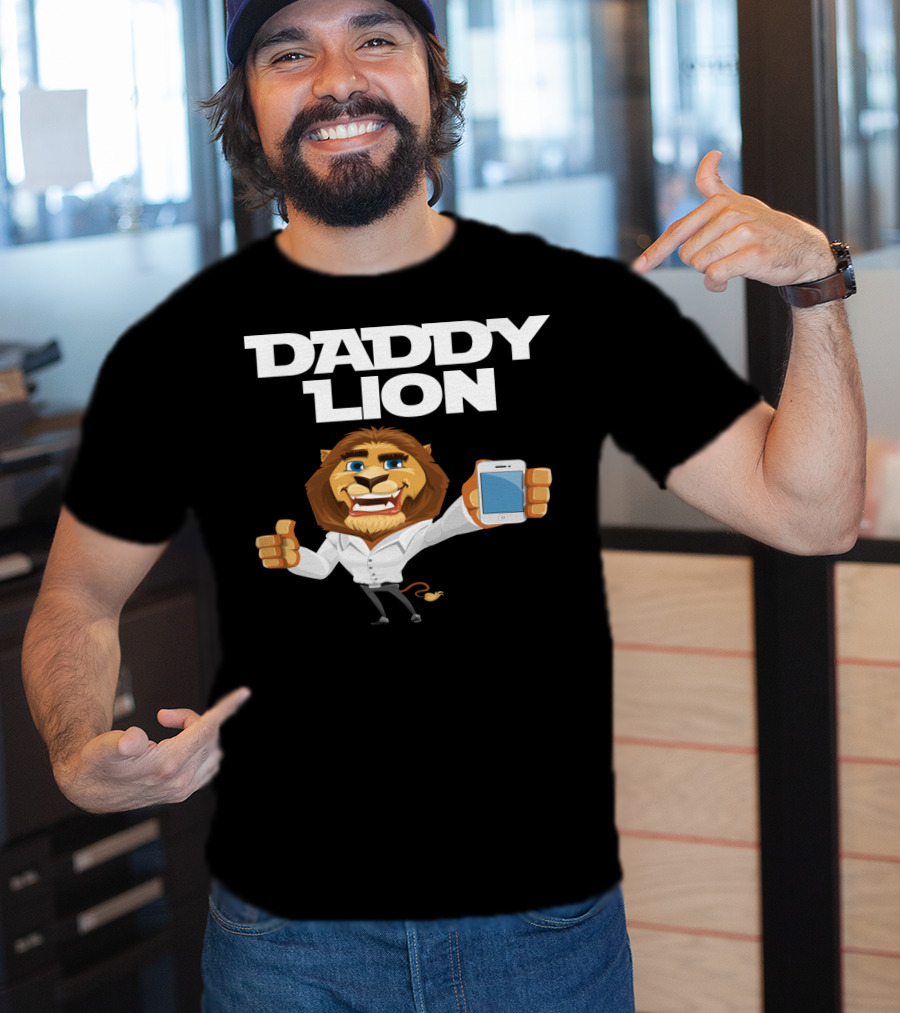 Daddy Lion With Smartphone Thumbs Up T-Shirt