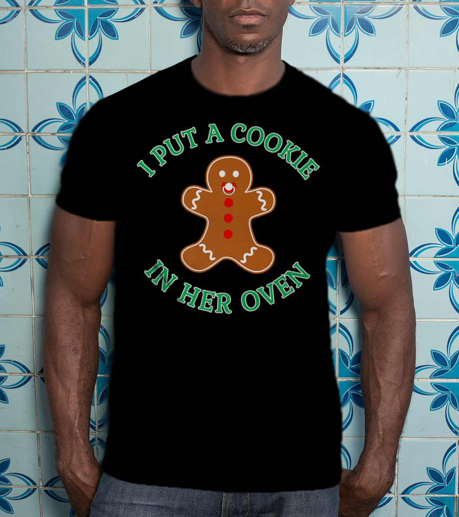 I Put A Cookie In Her Oven Christmas Pregnancy Baby Reveal Pregnant Dad T-Shirt