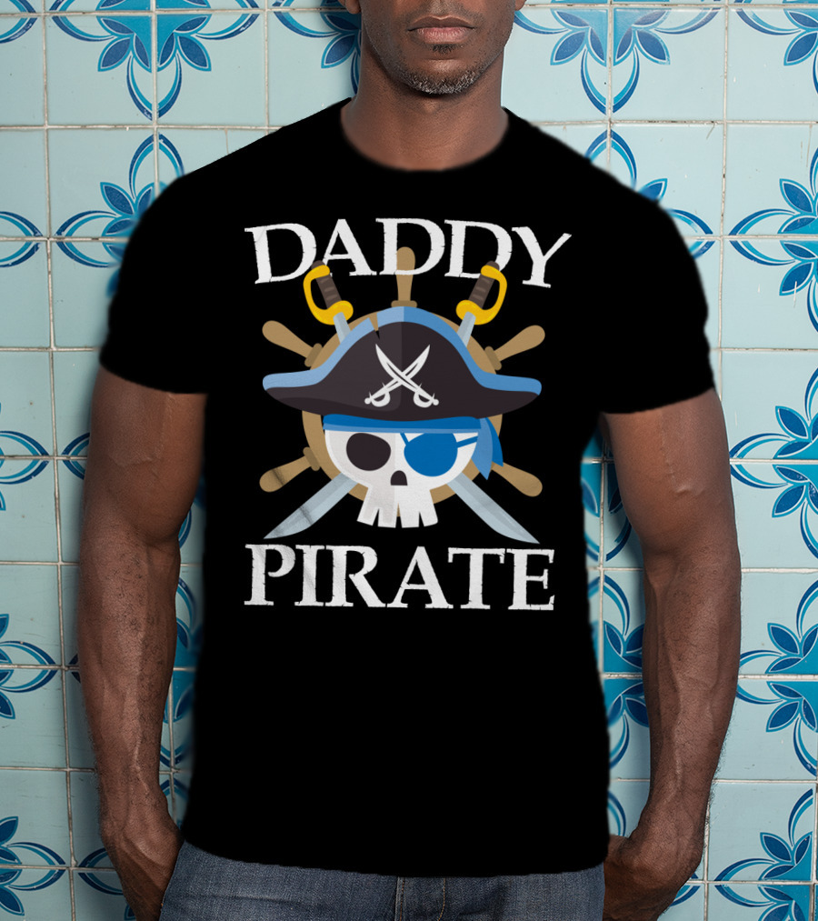 Daddy Pirate Skull And Crossed Swords Pirate Dad Family T-Shirt