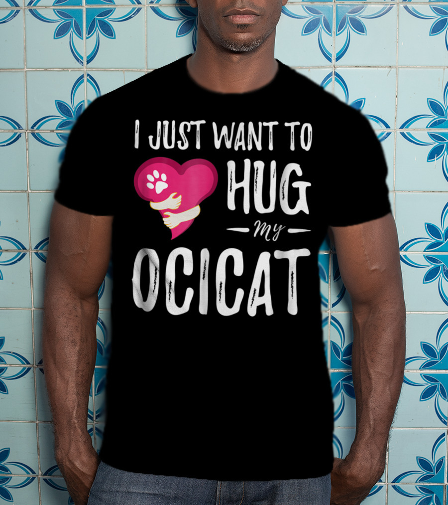 I Just Want To Hug My Ocicat Cat Lover Mom Hugging Idea92 T-Shirt