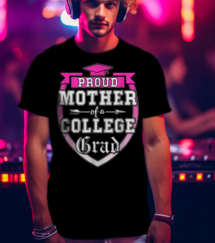 Proud Mother Of A College Grad Graduation Cap Family T-Shirt