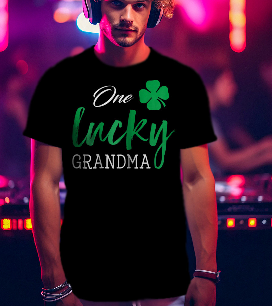 One Lucky Grandma Shamrock St Patrick's Day T-Shirt