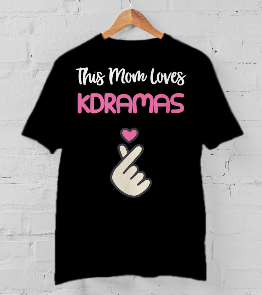 This KPop Mom Loves Kdramas With Heart Hand Gesture T-Shirt