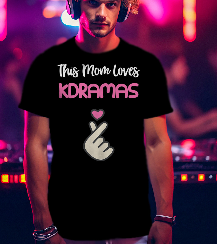This KPop Mom Loves Kdramas With Heart Hand Gesture T-Shirt
