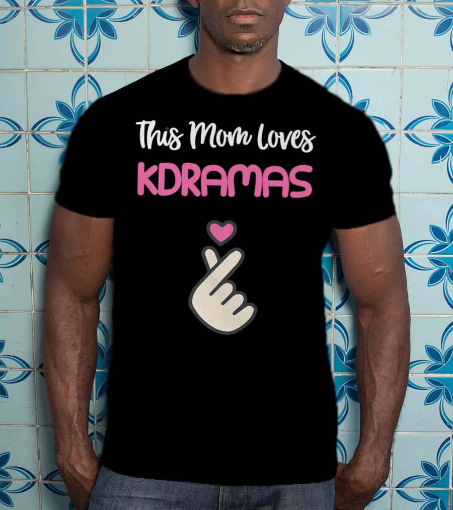 This KPop Mom Loves Kdramas With Heart Hand Gesture T-Shirt