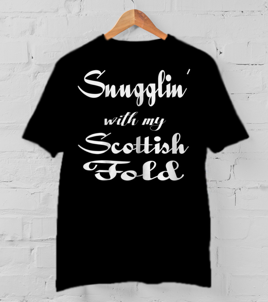 Snugglin' With My Scottish Fold Cat Mom Cat Lover Mama T-Shirt