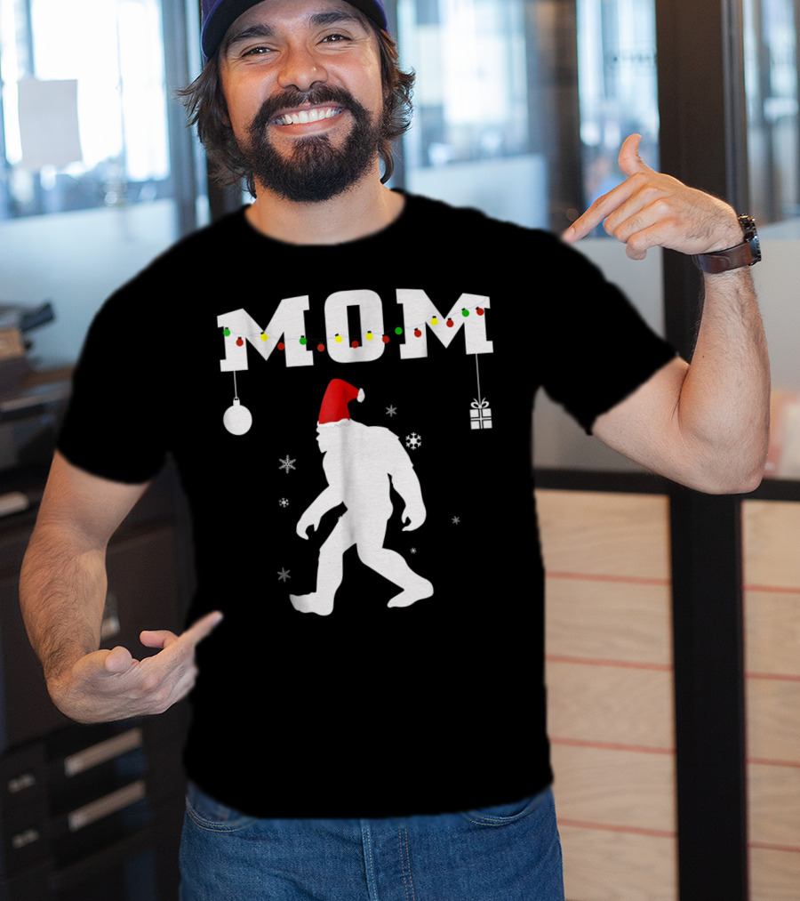 Bigfoot Mom Christmas Santa Hat Ornament Snowflakes Gift T-Shirt