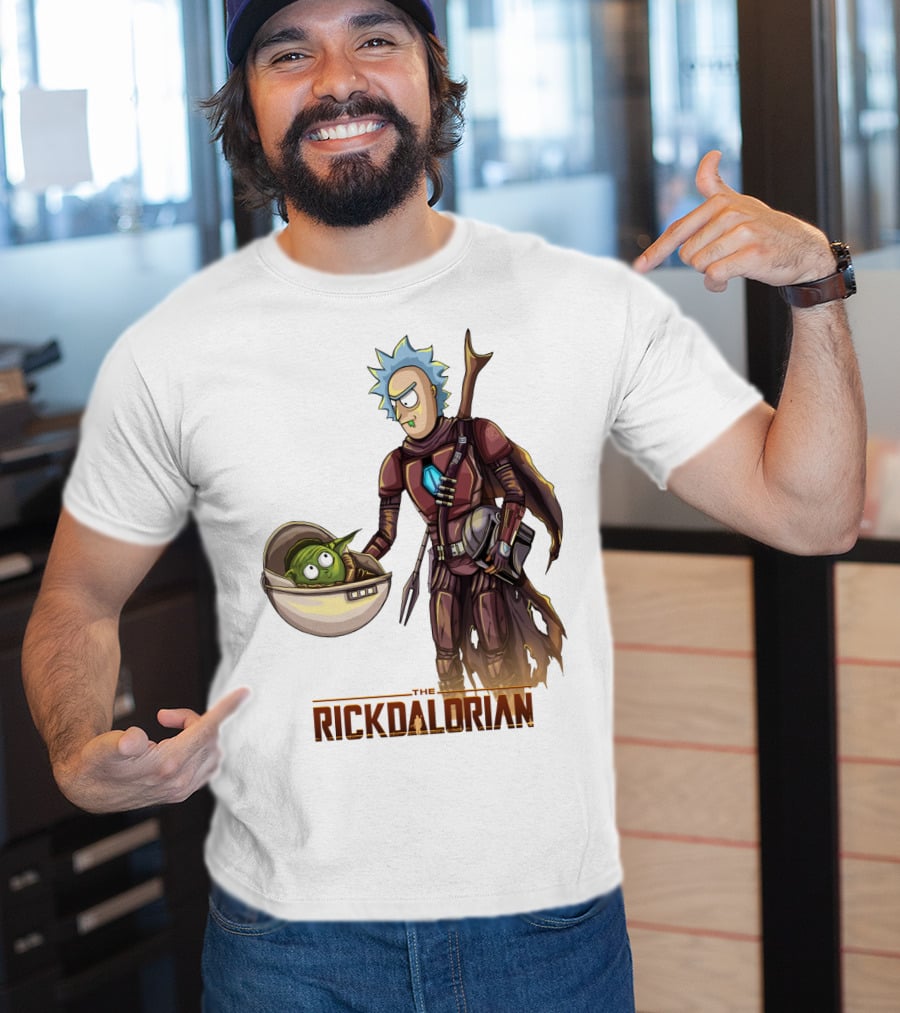 The RICKDALORIAN Sci-Fi Character Fusion With Armor And Green Alien In Pod T-Shirt