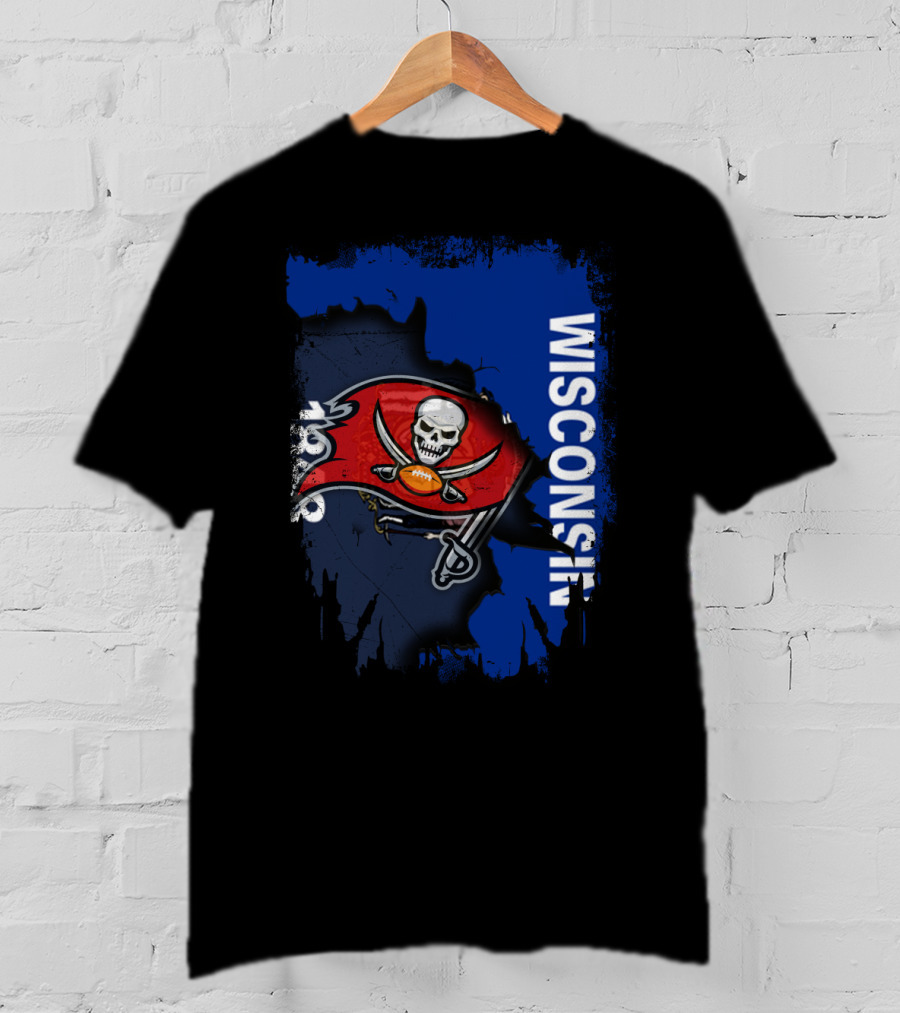Wisconsin State With Buccaneers Skull Flag 1976 T-Shirt
