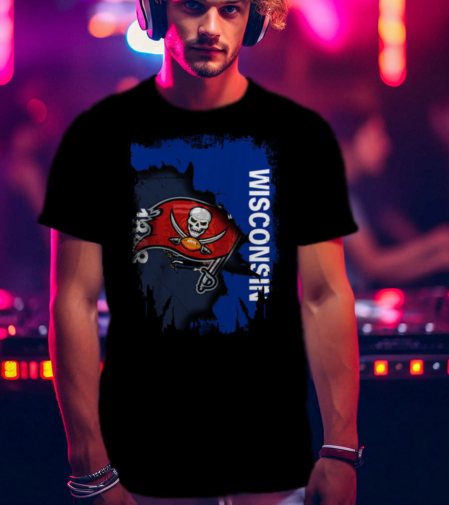 Wisconsin State With Buccaneers Skull Flag 1976 T-Shirt