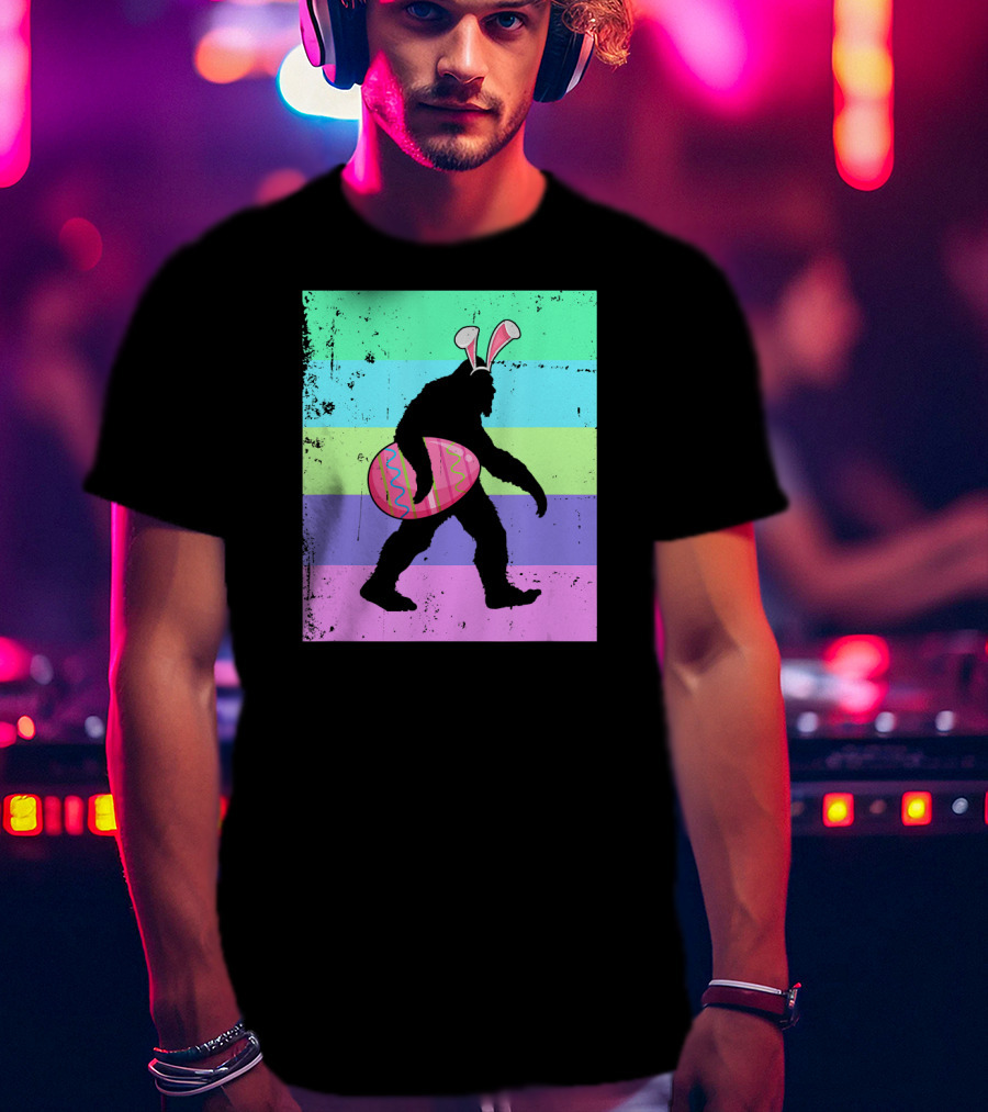 Vintage Bigfoot Easter Bunny Eggs Sasquatch Retro Gradient T-Shirt