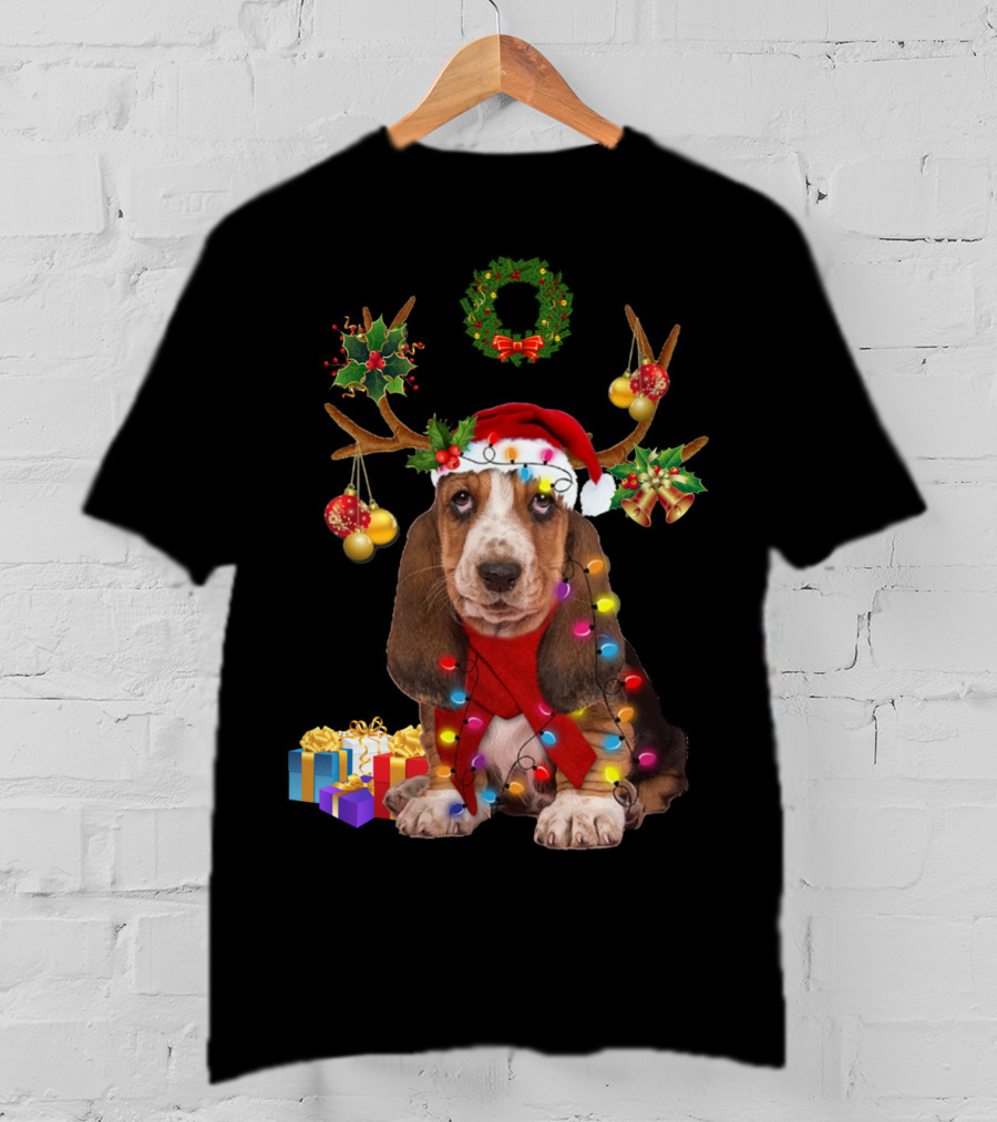 Basset Hound Santa Hat Reindeer Christmas Lights Wreath Holiday Gifts T-Shirt
