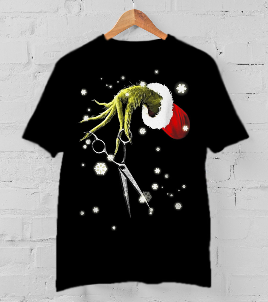 Grinch Hand With Scissors Santa Hat Snowflakes Hairdresser Christmas SE T-Shirt