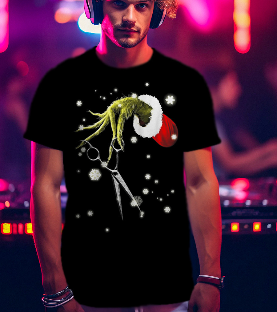Grinch Hand With Scissors Santa Hat Snowflakes Hairdresser Christmas SE T-Shirt