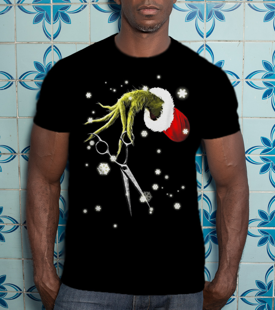 Grinch Hand With Scissors Santa Hat Snowflakes Hairdresser Christmas SE T-Shirt