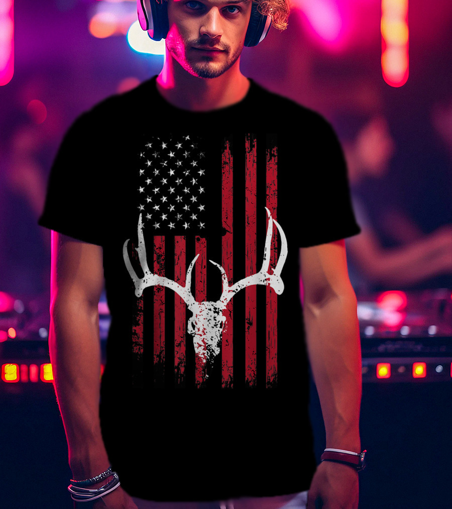 Vintage Deer USA Flag Animals Lover Antlers Rustic Patriotic T-Shirt