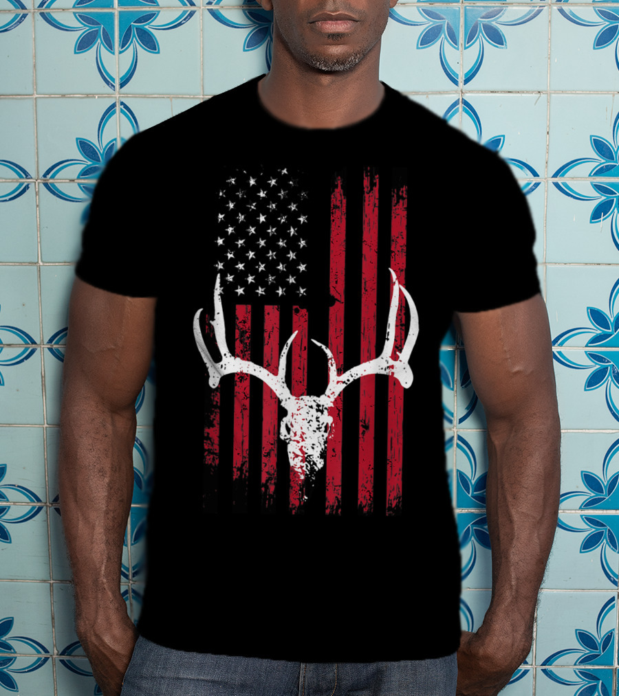 Vintage Deer USA Flag Animals Lover Antlers Rustic Patriotic T-Shirt