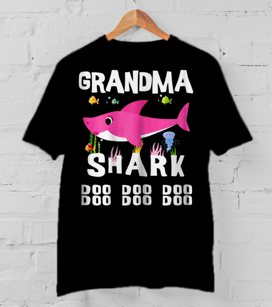 Grandma Shark Doo Doo Doo Mothers Pink Cartoon Fish Sea Creatures T-Shirt