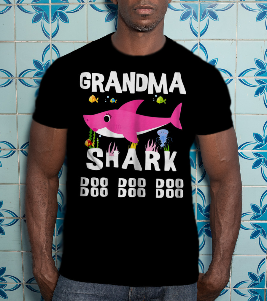 Grandma Shark Doo Doo Doo Mothers Pink Cartoon Fish Sea Creatures T-Shirt