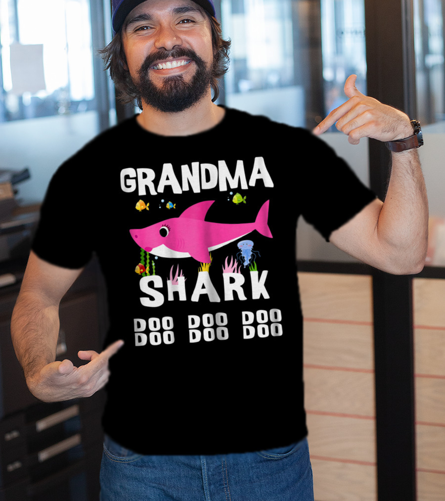Grandma Shark Doo Doo Doo Mothers Pink Cartoon Fish Sea Creatures T-Shirt