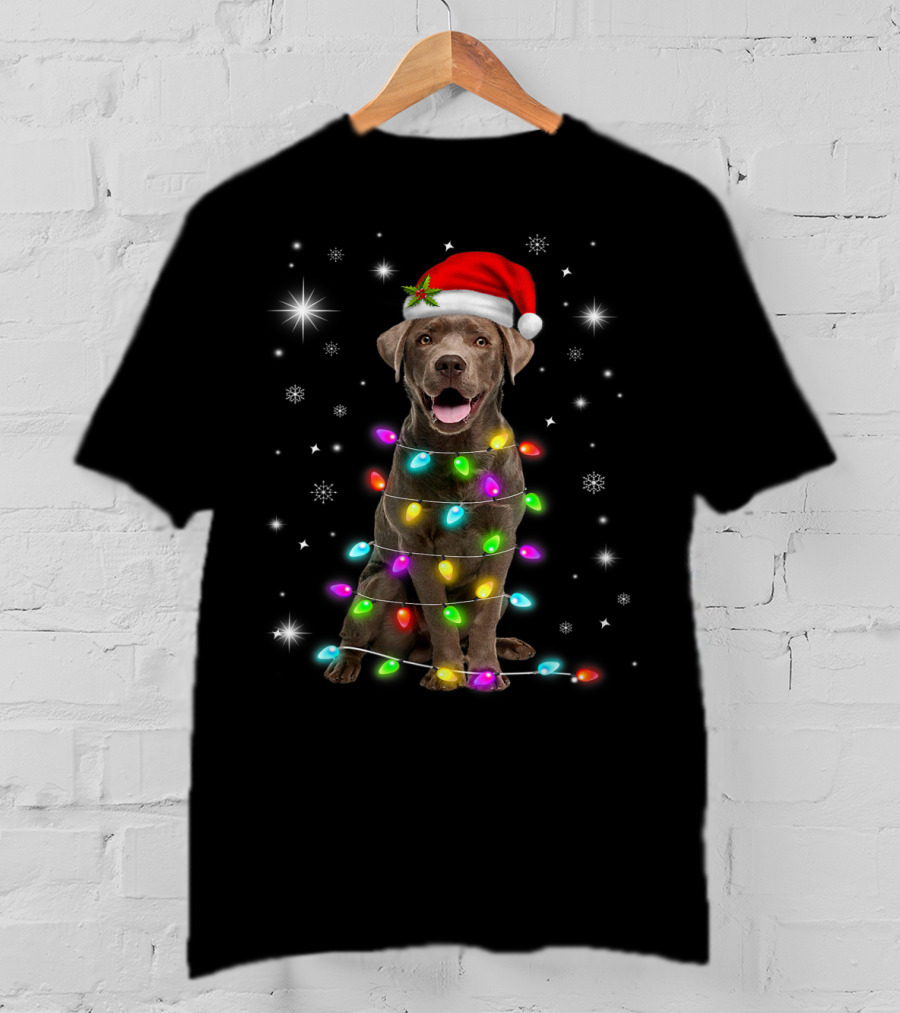 Chocolate Labrador Santa Hat Christmas Lights Snowflakes T-Shirt