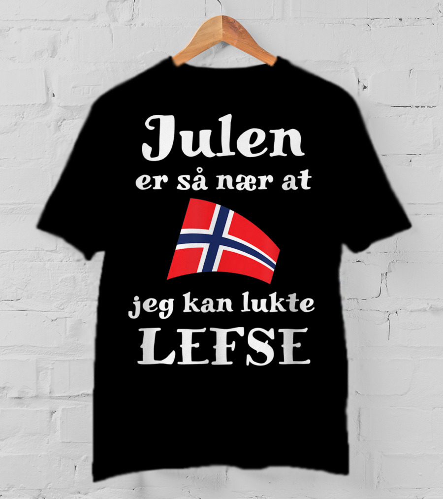 Julen Er Så Nær At Jeg Kan Lukte Lefse Norwegian Flag T-Shirt
