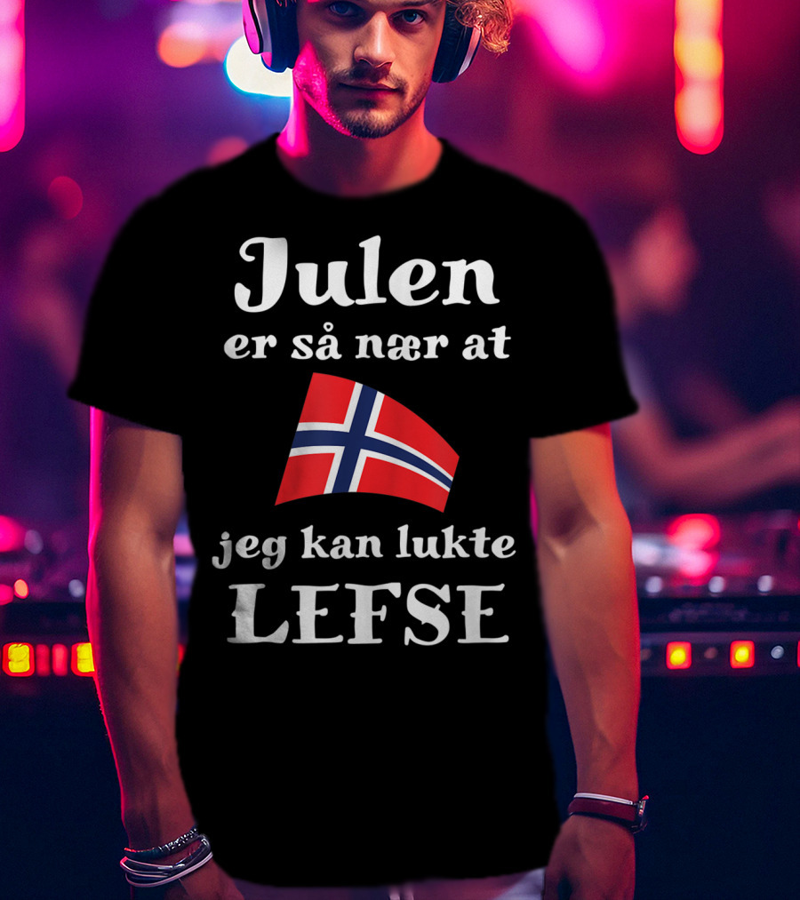 Julen Er Så Nær At Jeg Kan Lukte Lefse Norwegian Flag T-Shirt