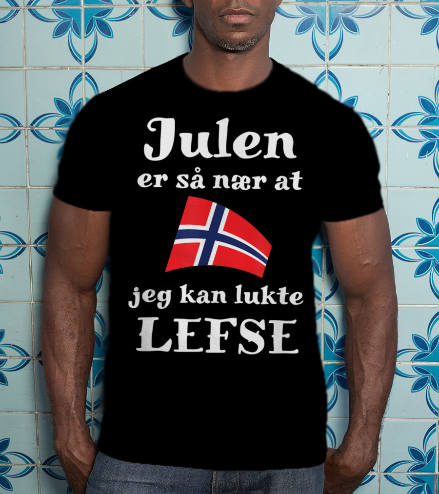 Julen Er Så Nær At Jeg Kan Lukte Lefse Norwegian Flag T-Shirt