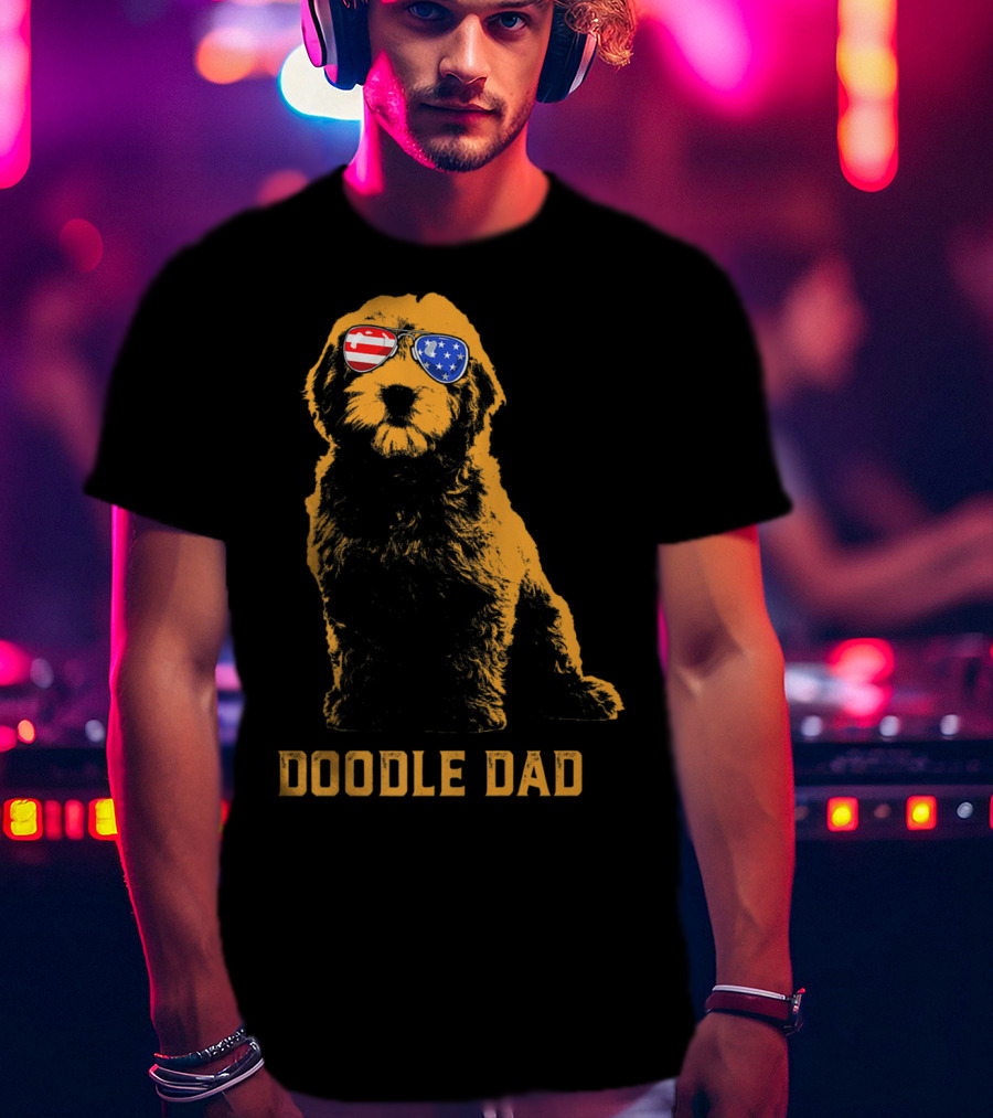Doodle Dad Men's Goldendoodle With American Flag Sunglasses T-Shirt