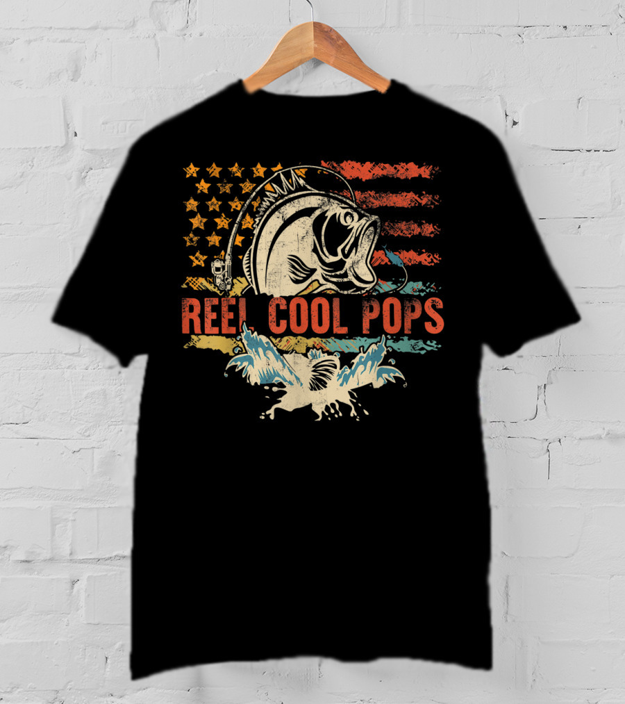 Reel Cool Pops Funny Fishing Father's Day American Flag Bass Fish Vintage Retro T-Shirt