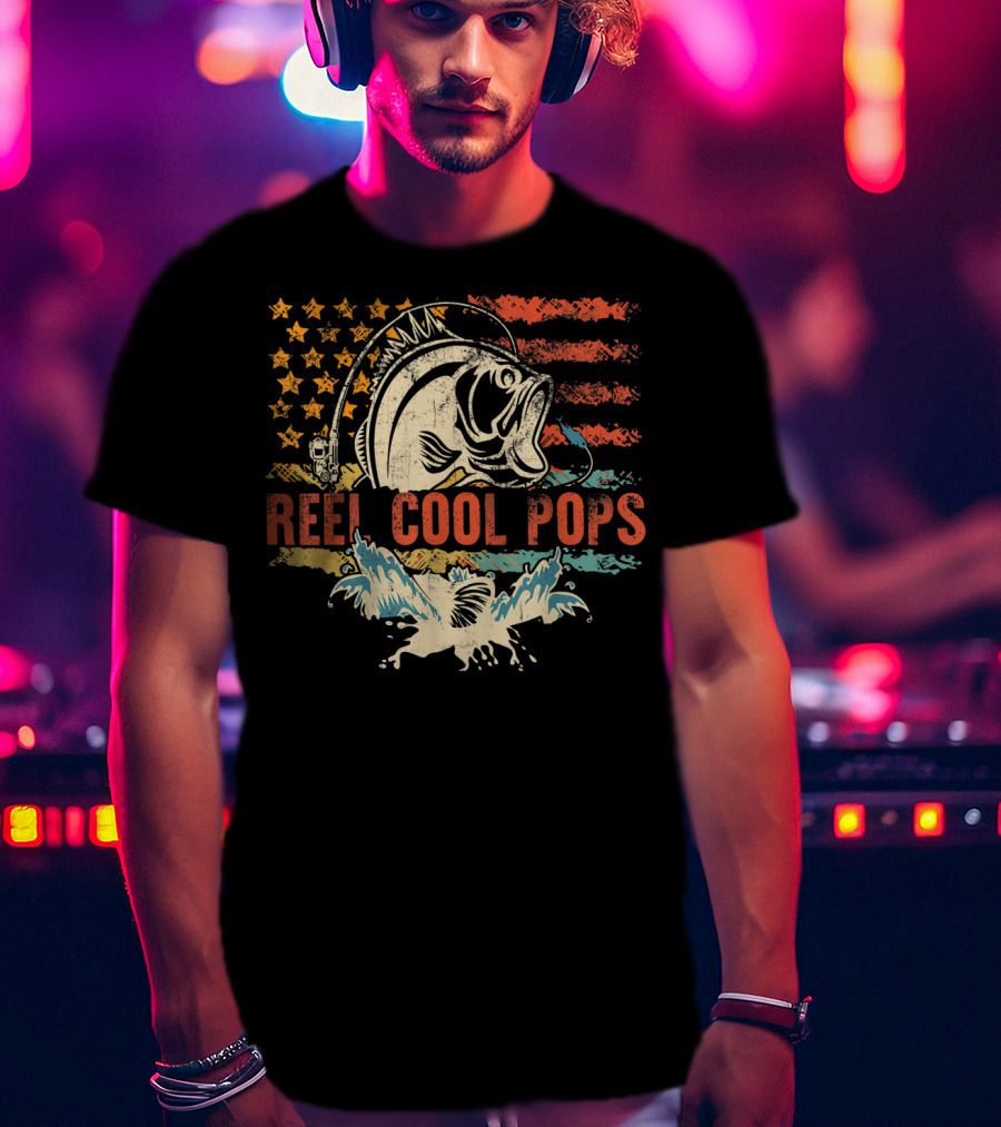 Reel Cool Pops Funny Fishing Father's Day American Flag Bass Fish Vintage Retro T-Shirt