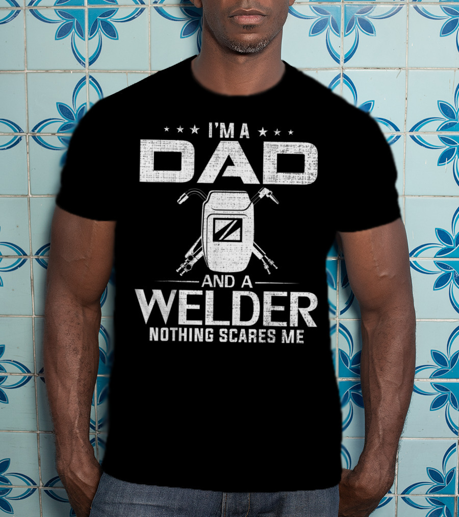 I'm A Dad And A Welder Nothing Scares Me Funny Father's Day Cool T-Shirt