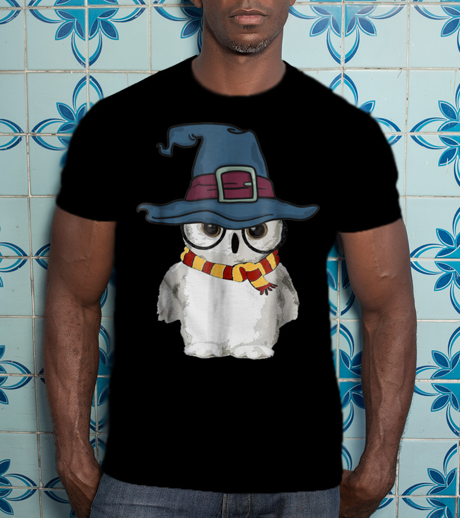 Cute Owl Wizard Hat With Striped Scarf T-Shirt
