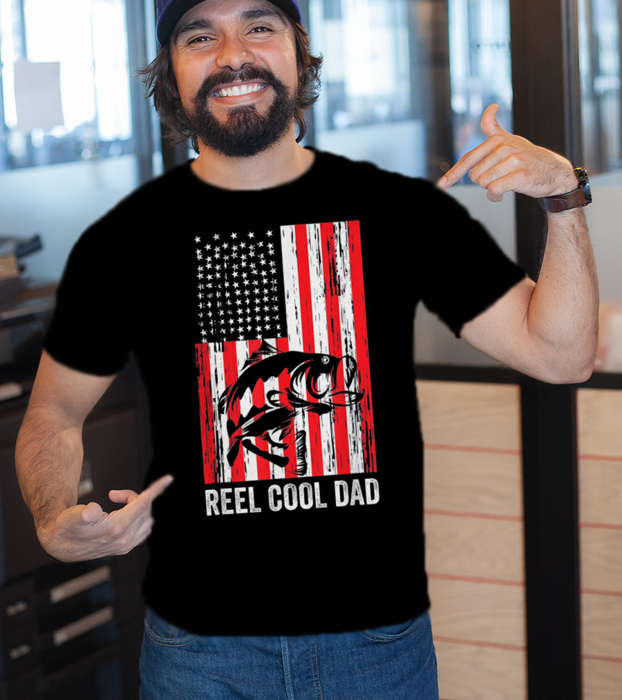 Reel Cool Dad Vintage Fisherman American Flag Father's Day T-Shirt