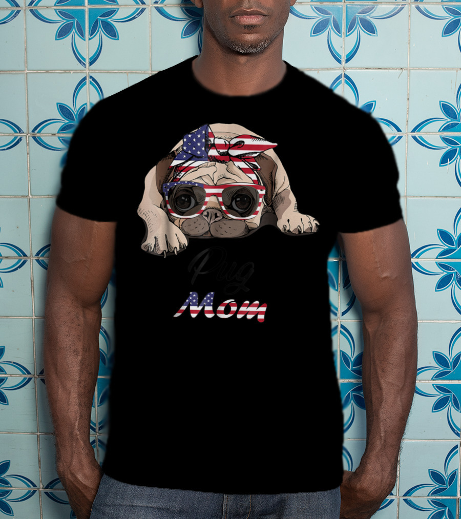 Pug Mom American Flag Bandana And Glasses T-Shirt