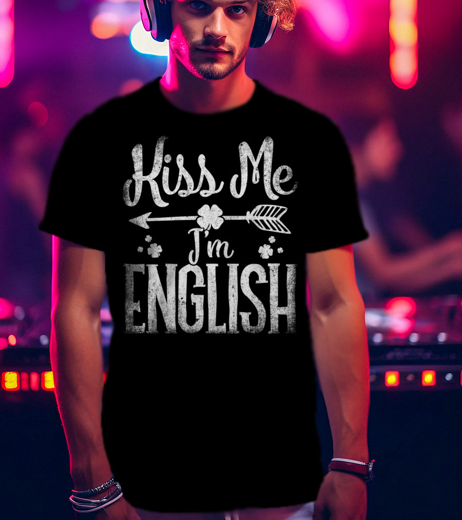 Kiss Me I'm English With Shamrocks Arrow St Patricks Day T-Shirt