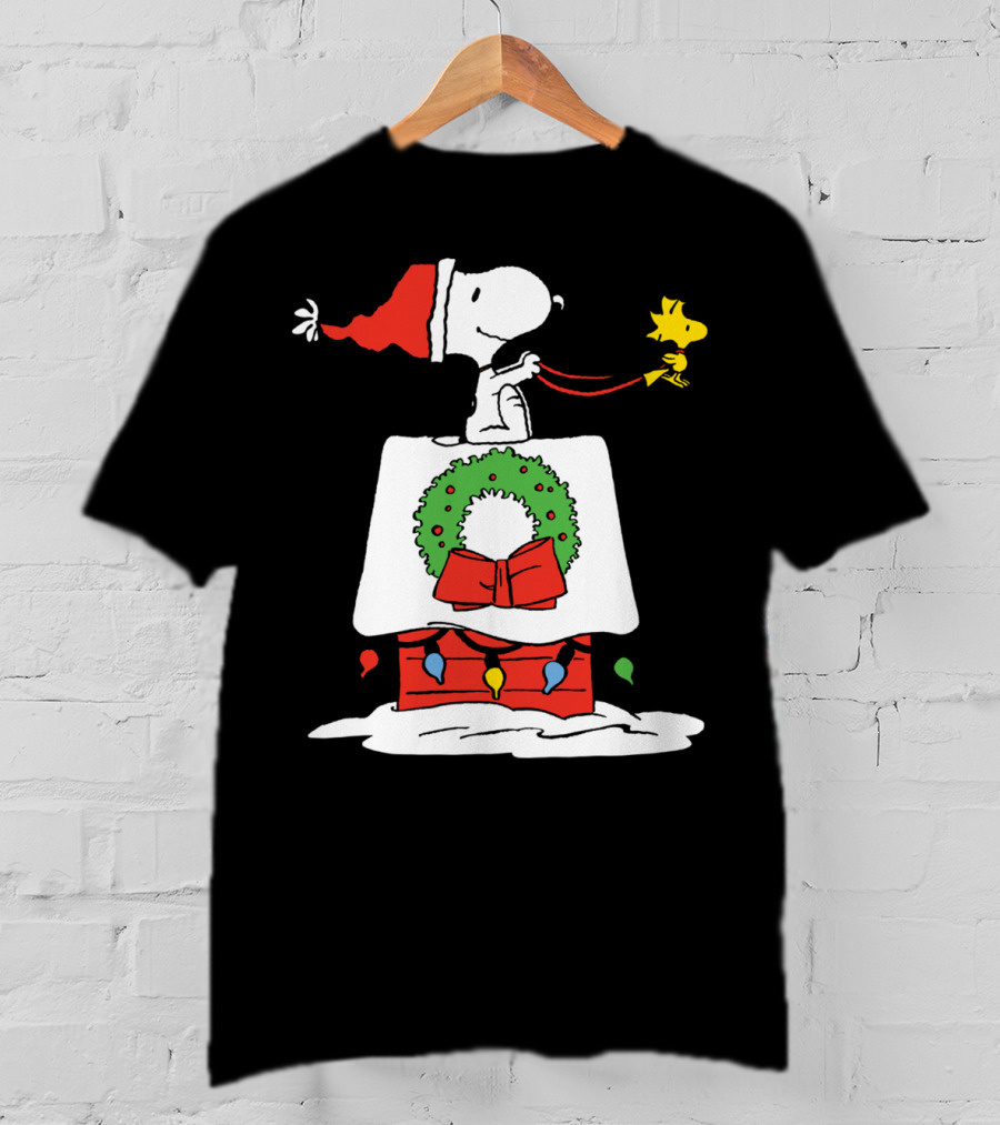 Peanuts Snoopy Santa Woodstock Christmas Wreath Doghouse Lights T-Shirt