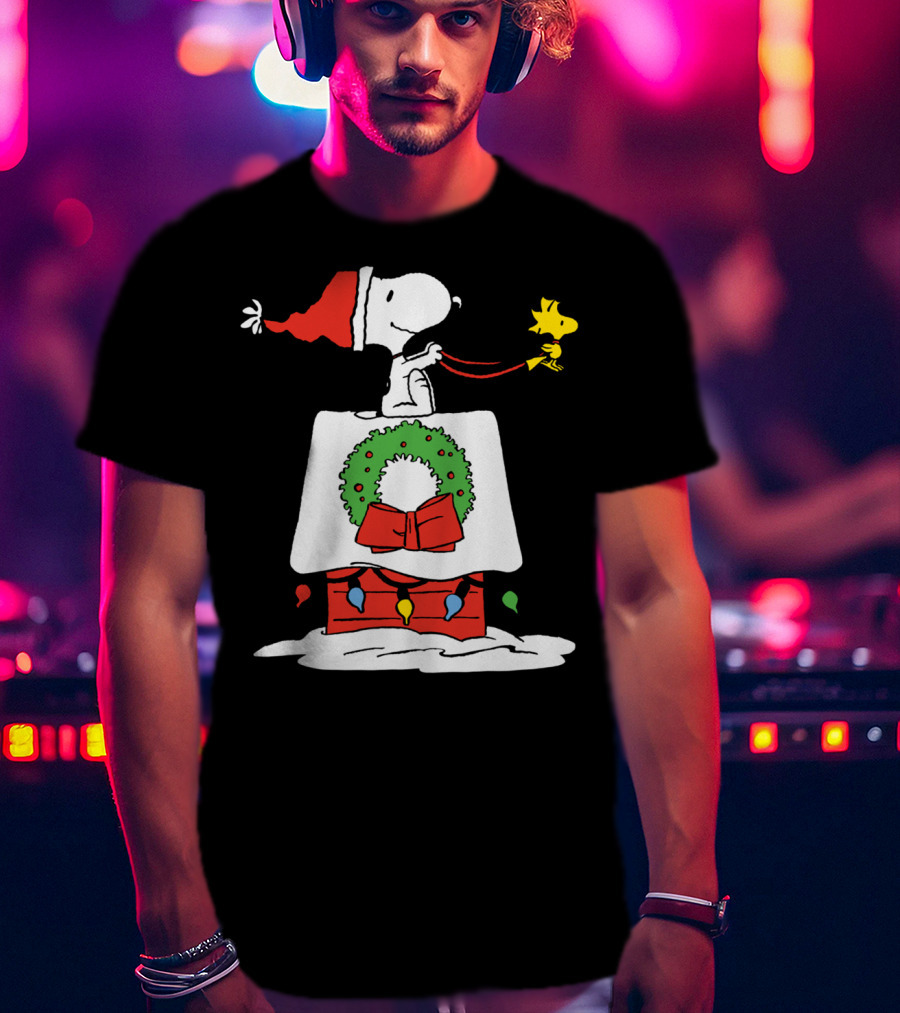 Peanuts Snoopy Santa Woodstock Christmas Wreath Doghouse Lights T-Shirt
