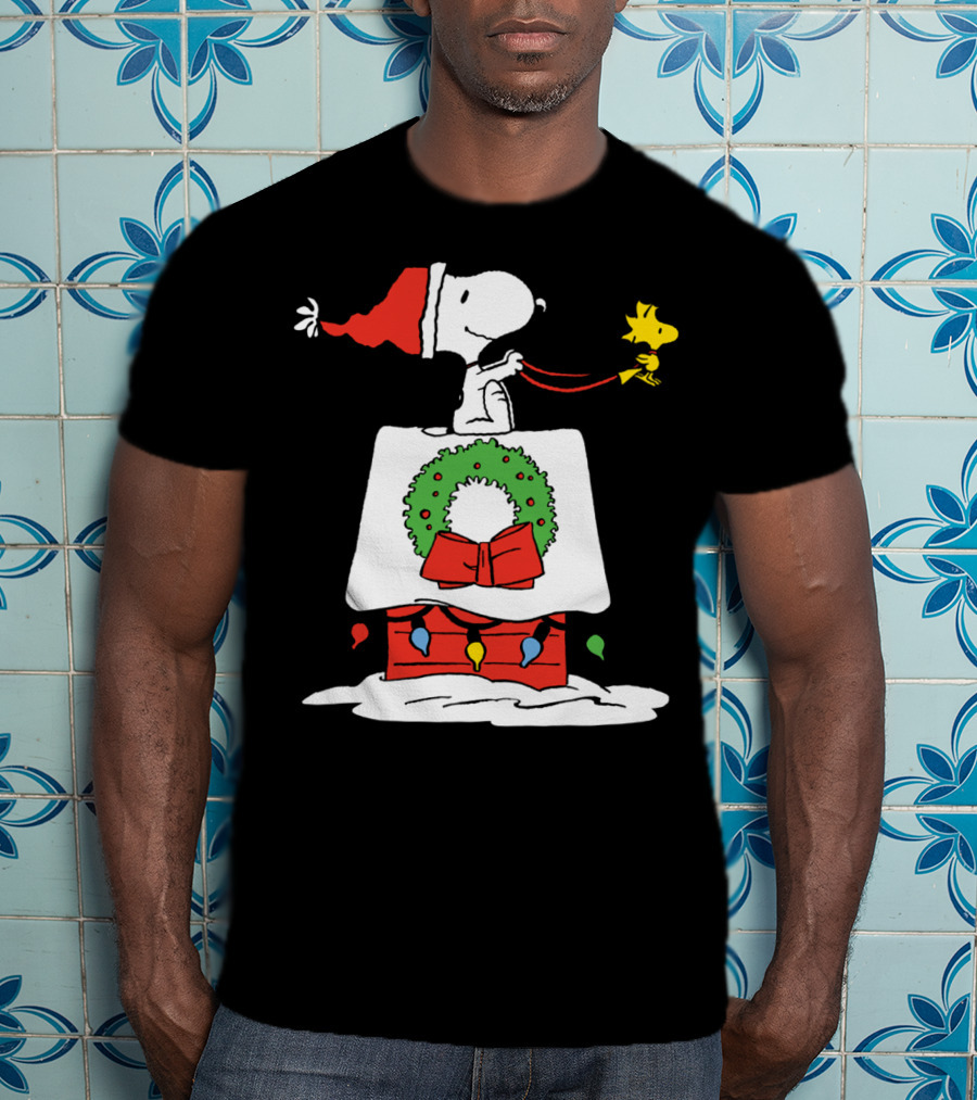 Peanuts Snoopy Santa Woodstock Christmas Wreath Doghouse Lights T-Shirt