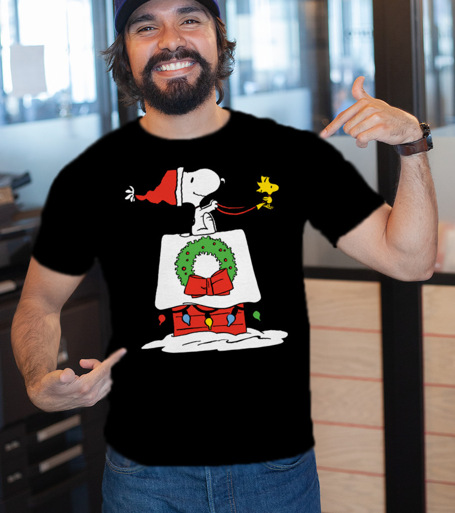 Peanuts Snoopy Santa Woodstock Christmas Wreath Doghouse Lights T-Shirt