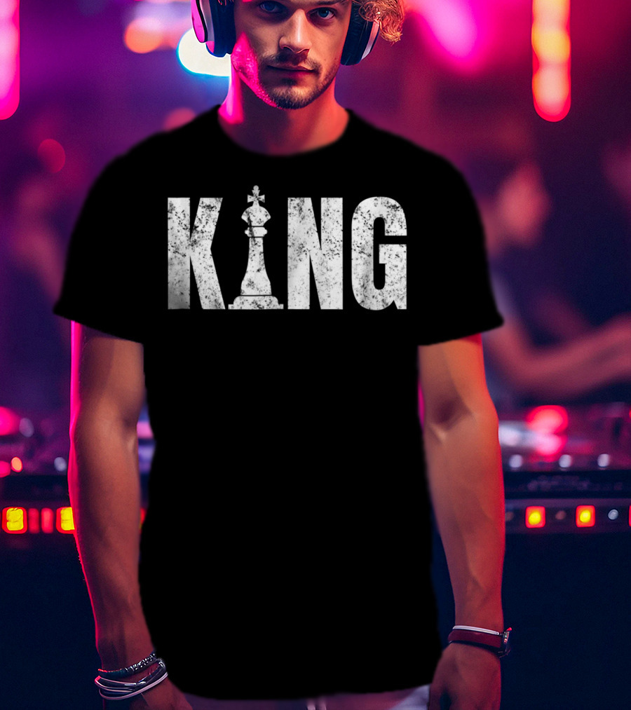King Chess Piece Distressed Vintage Chess Player T-Shirt